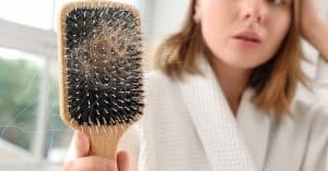 Caída del pelo en mujeres de 40 años: causas y tratamientos