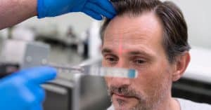 Especialista analizando el cuero cabelludo para calcular con precisión las unidades foliculares en un injerto capilar.