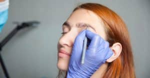 Costras injerto de cejas