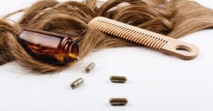 Suplementos capilares relacionados con pastillas para engrosar el cabello fino.