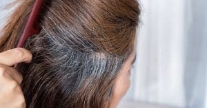 Pelo blanco o canoso en la mujer jóven