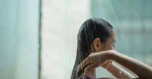 ¿Puede afectar el cloro y la piscina a la caída del cabello?